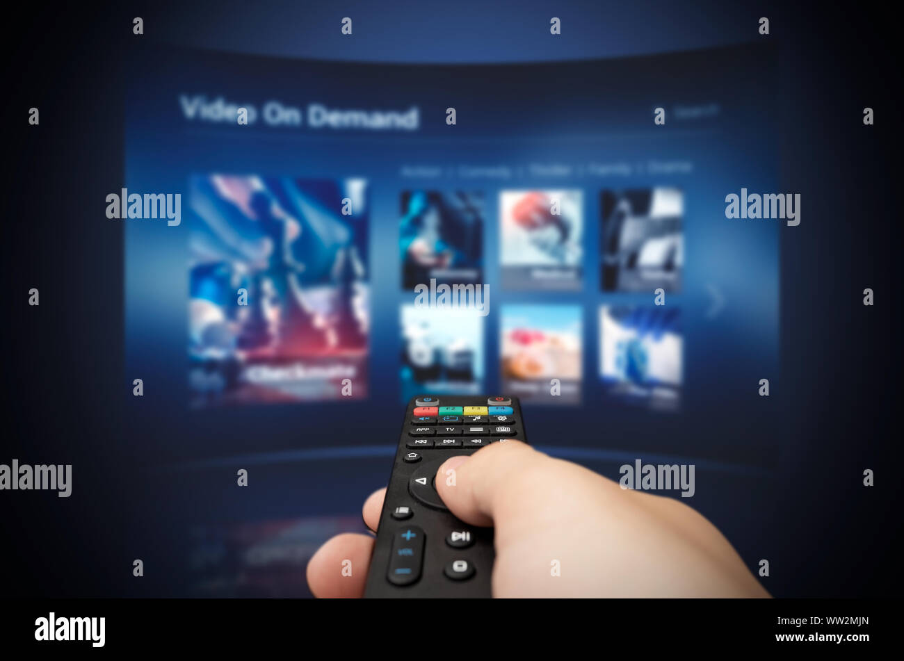 Service de VOD l'écran avec la télécommande en main. La vidéo sur demande télévision internet stream concept multimédia Banque D'Images