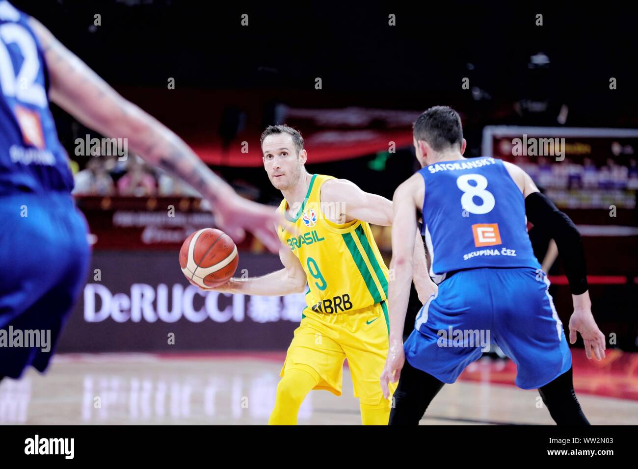 Marcelinho Huertas, centre, du Brésil défis Tomas Satoransky de République tchèque au cours de leur groupe K match de la Coupe du Monde de Basket-ball FIBA 2019 i Banque D'Images