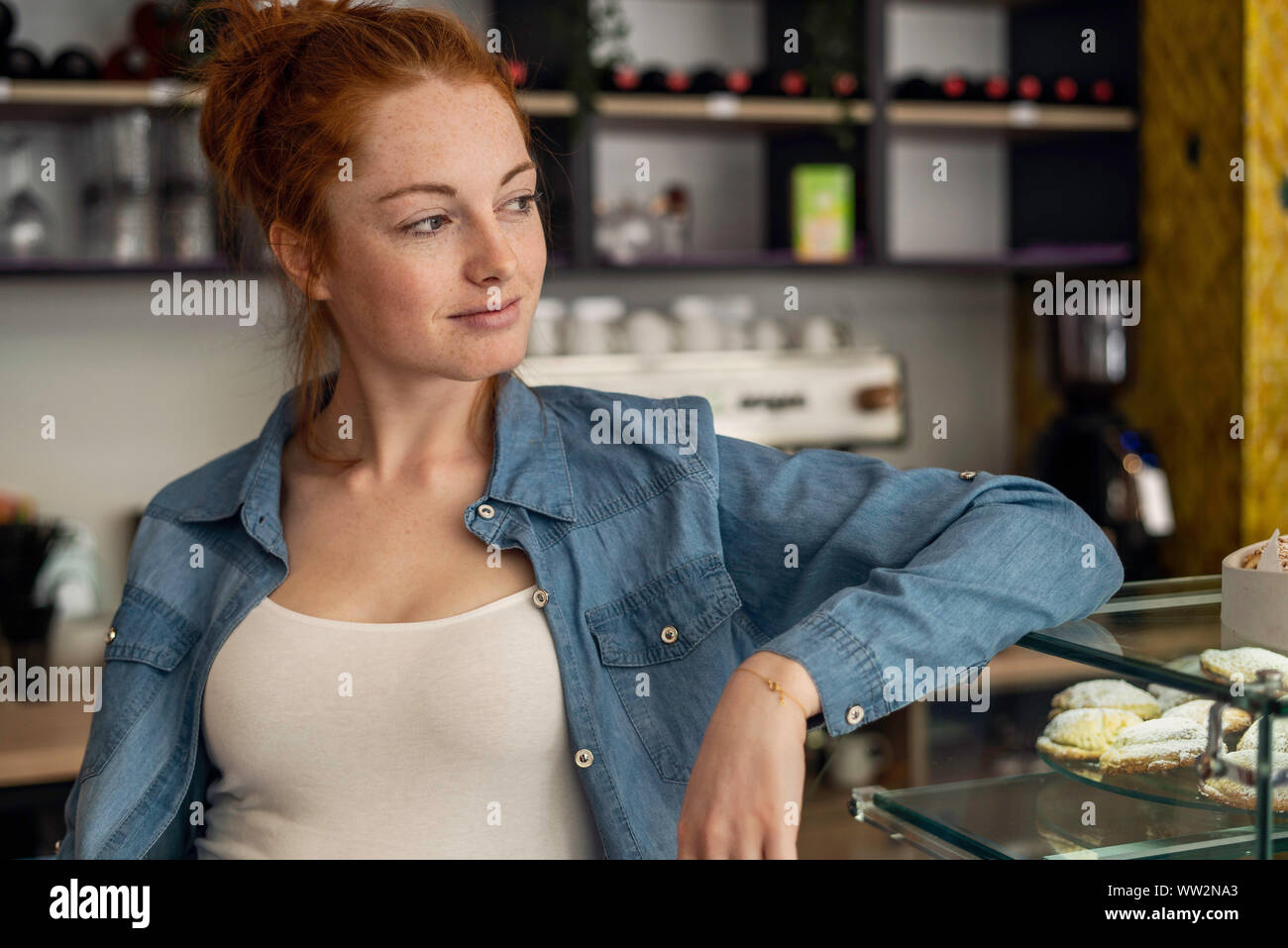Young woman standing in bakery Banque D'Images