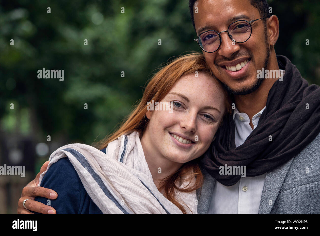 Couple standing outdoors Banque D'Images