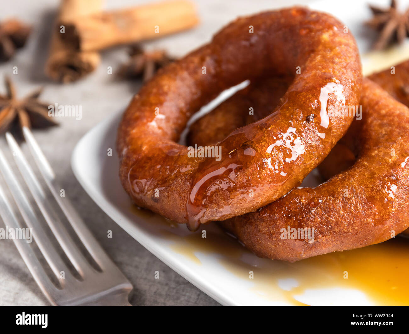 Un dessert classique péruvien, picarones avec miel Banque D'Images