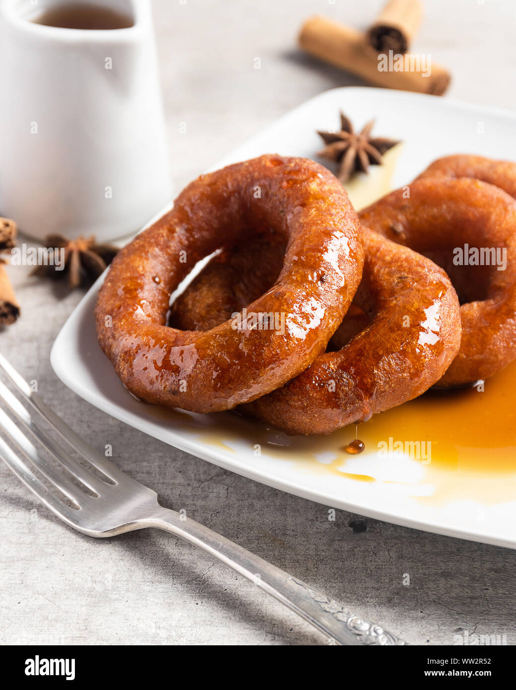 Un dessert classique péruvien, picarones avec miel Banque D'Images