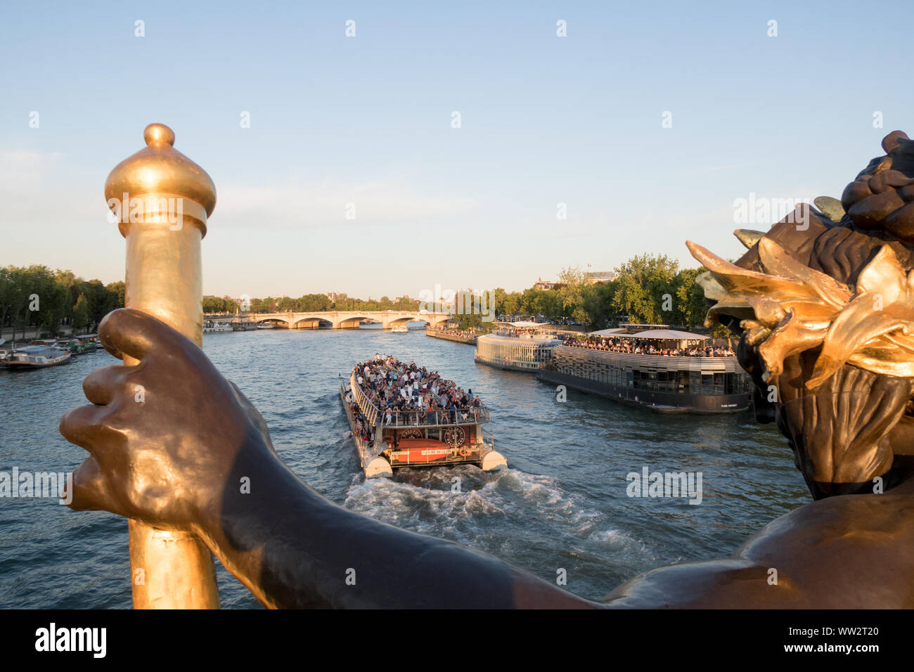 Paris, France - Aug 30, 2019 : Avis de bateau à passagers d'Alexandre III Bridge (pont Alexandre III) à Paris, France Banque D'Images