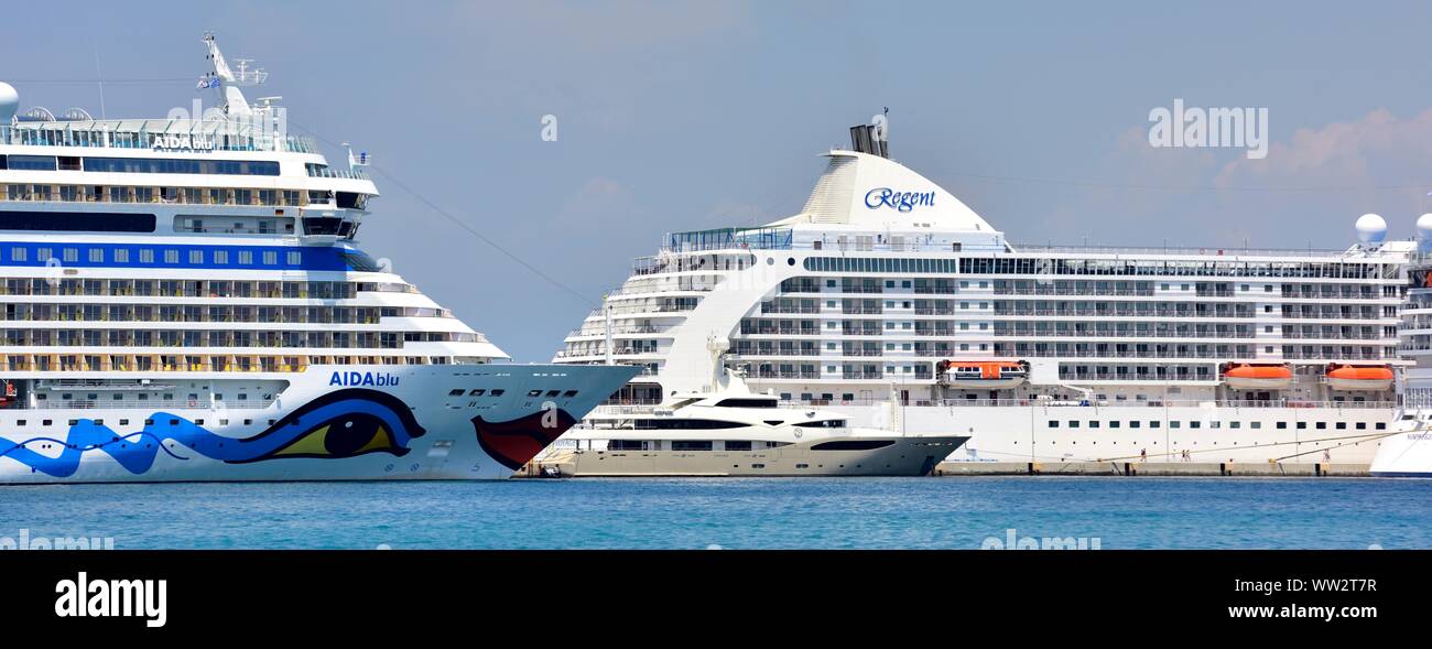 Nouveau port de Corfou, occupé avec les navires de croisière,Kerkyra,Corcyre,grèce,Îles Ioniennes Banque D'Images