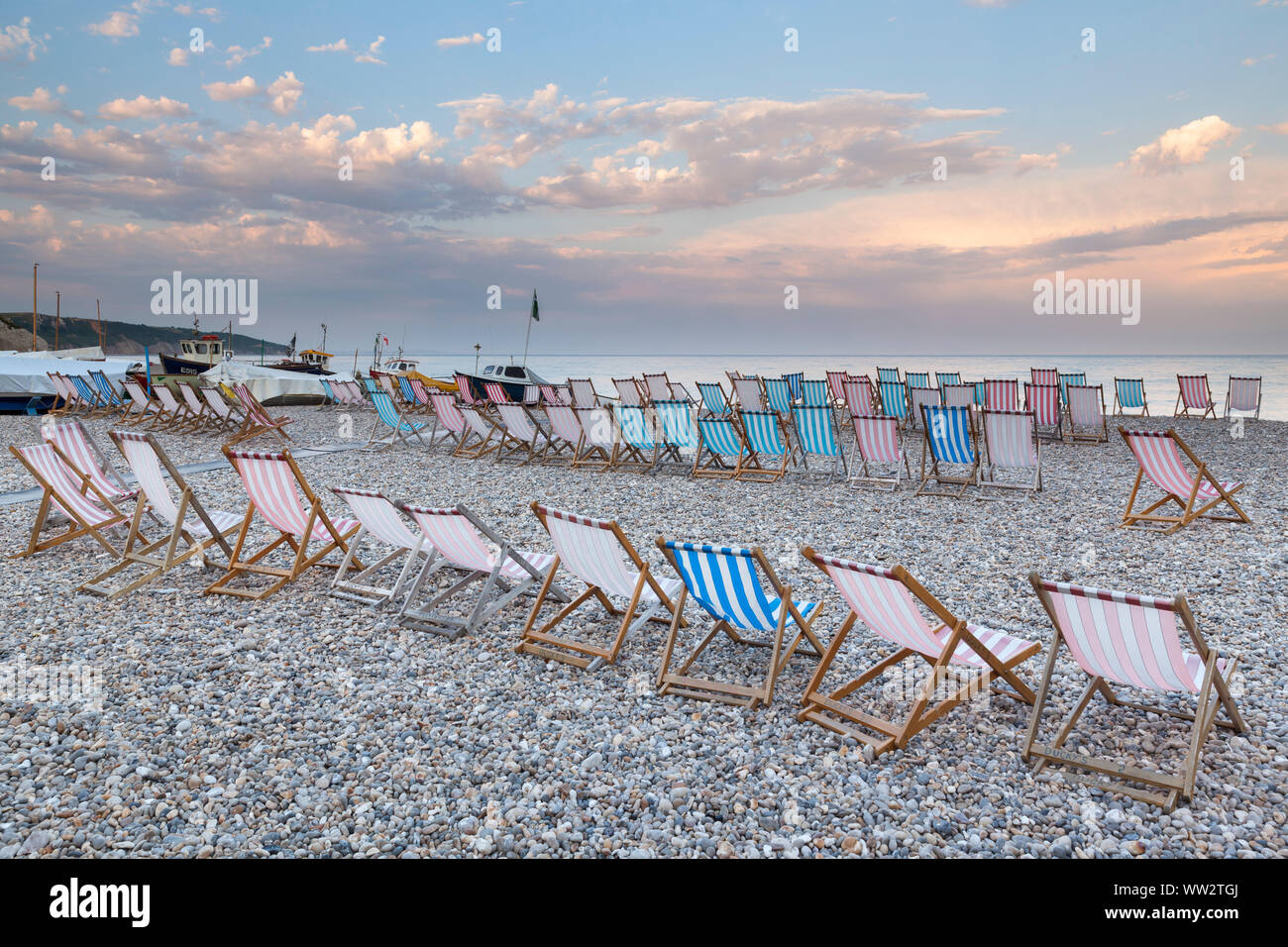 Transats sur la plage de bière, Devon, Angleterre Banque D'Images