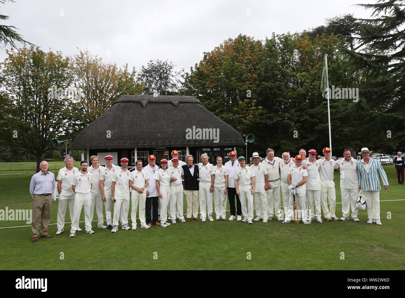 Goodwood, West Sussex, UK. Sep 12, 2019. Le Goodwood Revival équipes matchs de cricket posent pour une photo avec le duc de Richmond et Gordon. Les équipes comprennent de nombreux pilotes de renom tels que Derek Bell, Brendon Hartley, Stuart Graham et s'appellent le duc de Richmond et Gordon's XI et le comte de March & Kinrara's XI au Goodwood Revival à Goodwood, West Sussex, UK. Credit : Malcolm Greig/Alamy Live News Banque D'Images