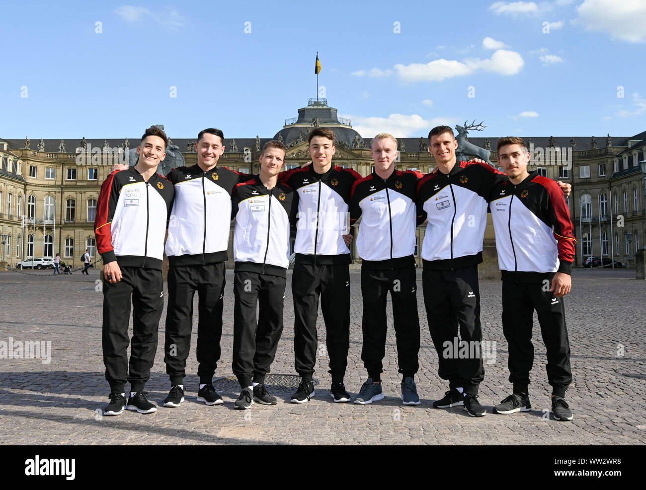 Stuttgart, Allemagne. Sep 12, 2019. La gymnastique : Coupe du monde, de la Journée des médias pour l'équipe allemande de gymnastique Coupe du Monde : Les gymnastes allemands (l-r) Marcel Nguyen, Andreas Toba, Philipp Herder, Karim Rida, Felix Remuta Dauser, Lukas et Nick Klessing sont debout devant le nouveau Palais. Crédit : Thomas Kienzle/dpa/Alamy Live News Banque D'Images