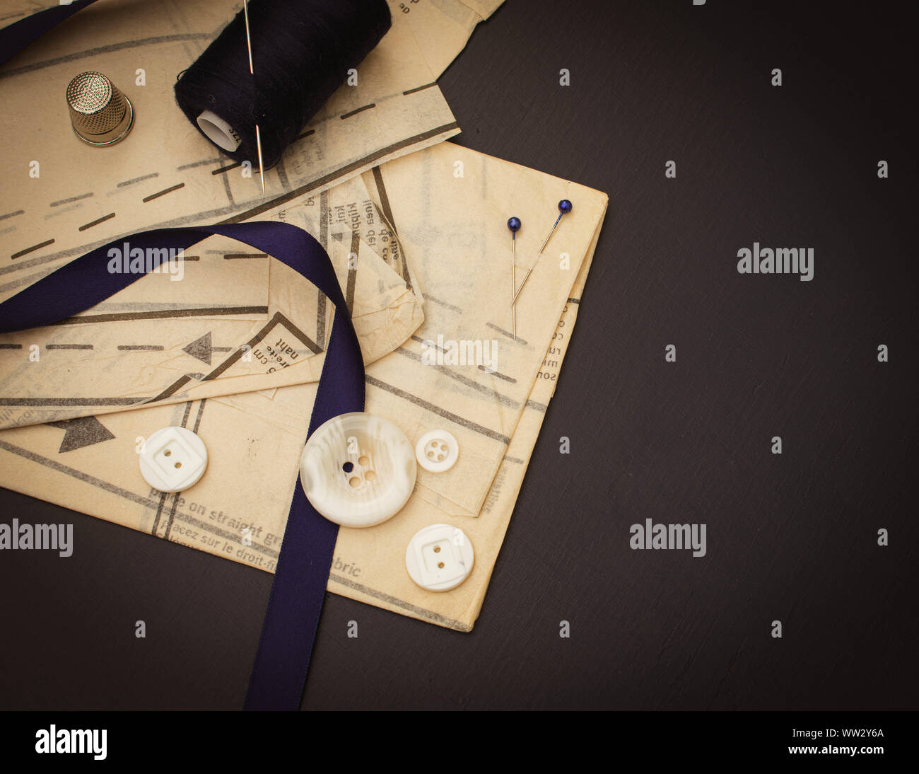 Mise à plat de couture contemporaine photo avec des couleurs crème et bleu marine Banque D'Images