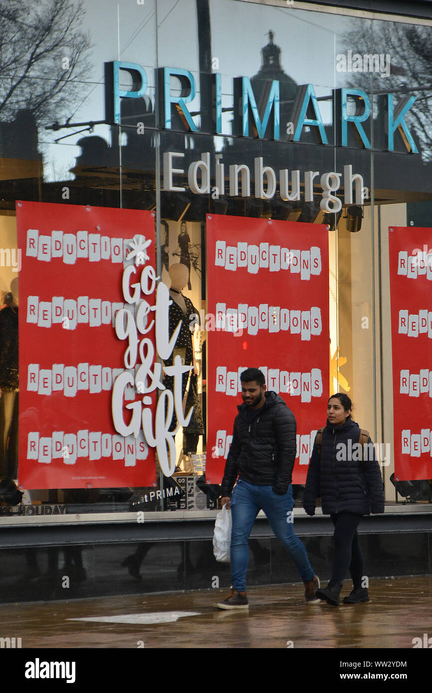 Boxing Day Sales commenceront les amateurs de shopping sur Princes Street à Édimbourg, Écosse, Royaume-Uni chasser pour une bonne affaire. Banque D'Images