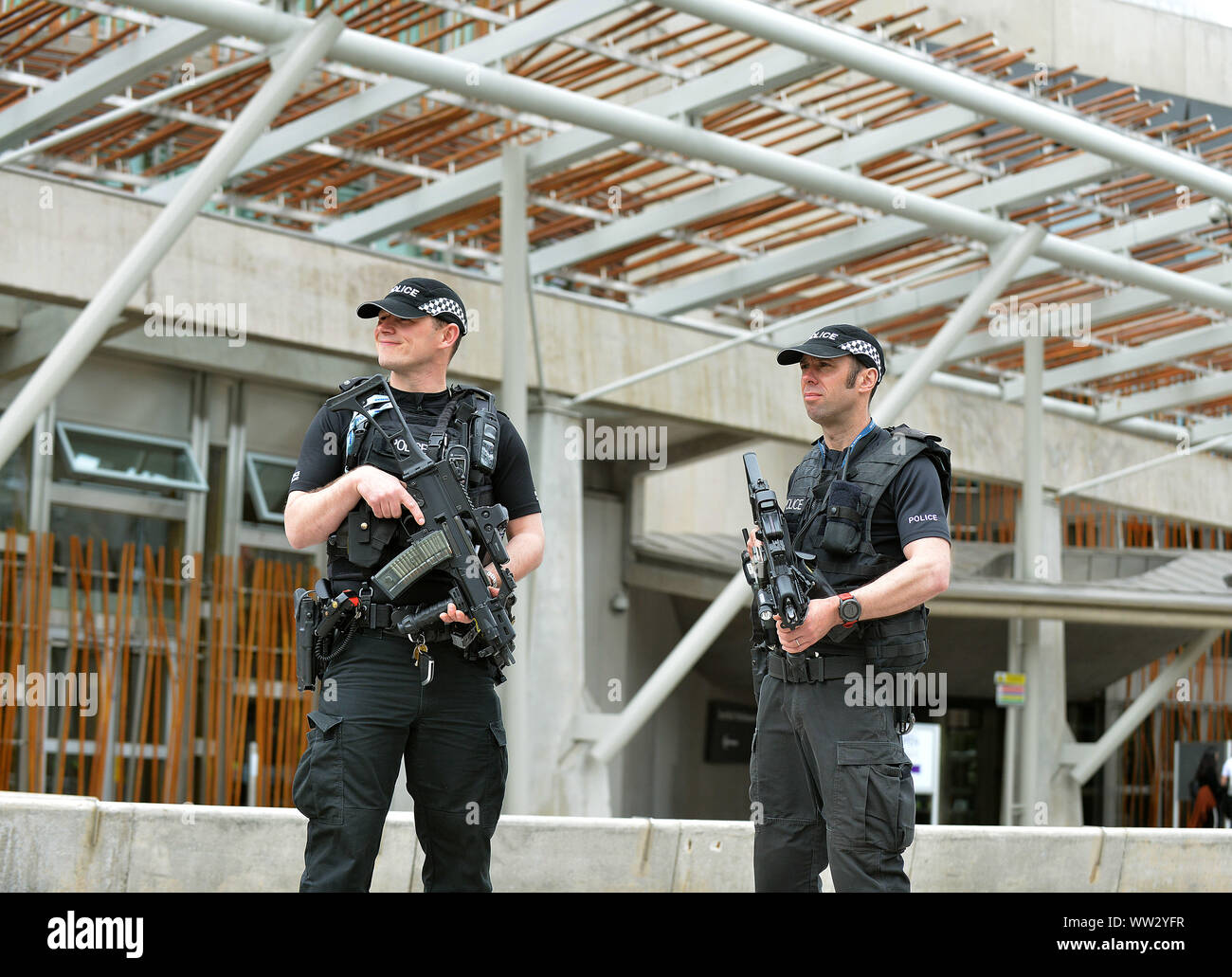 JON SAVAGE PHOTOGRAPHIE 24ÈME MAI 2017 policiers armés patrouillent le parlement écossais à Édimbourg, la sécurité est accrue dans la ville. Banque D'Images