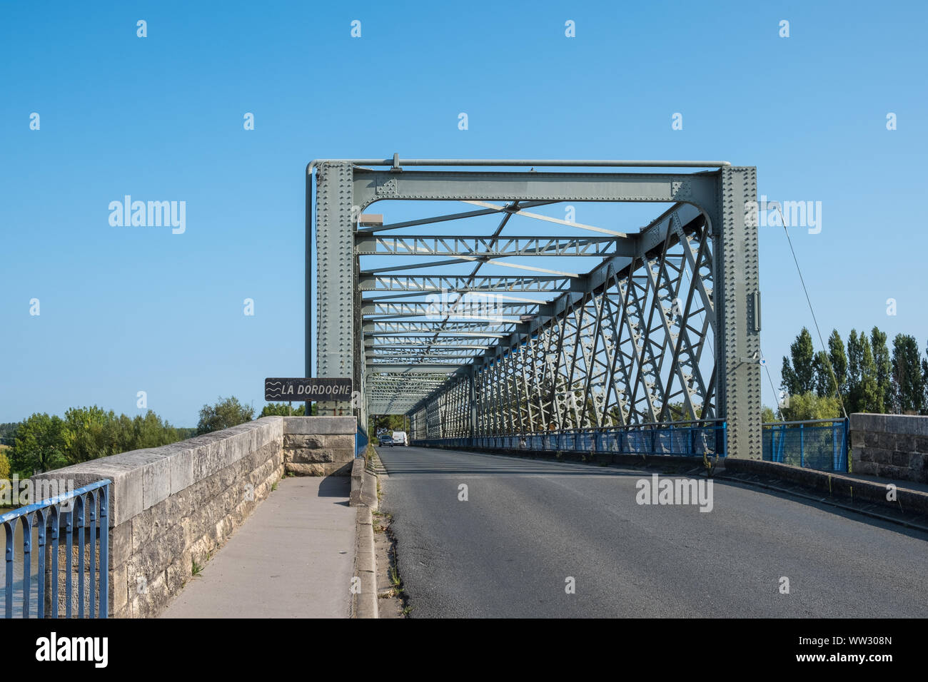 Pont en treillis en acier sur la rivière Dordogne à Branne, Gironde, France Banque D'Images