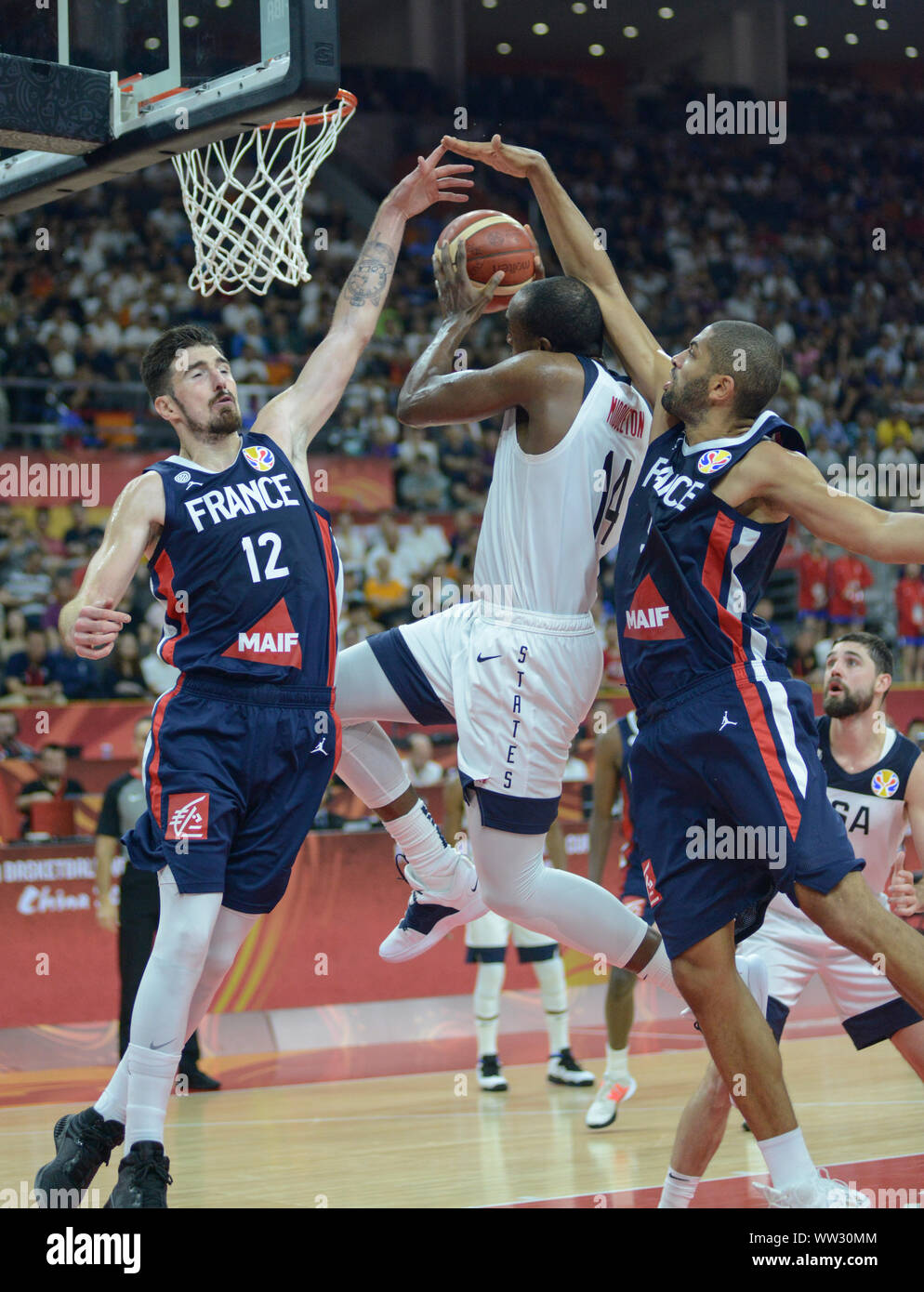 Nando de Colo et Nicolas Batum (France), à la défense contre les États-Unis. Coupe du Monde de Basket-ball de la FIBA, Chine 2019, 1/4 de finale Banque D'Images