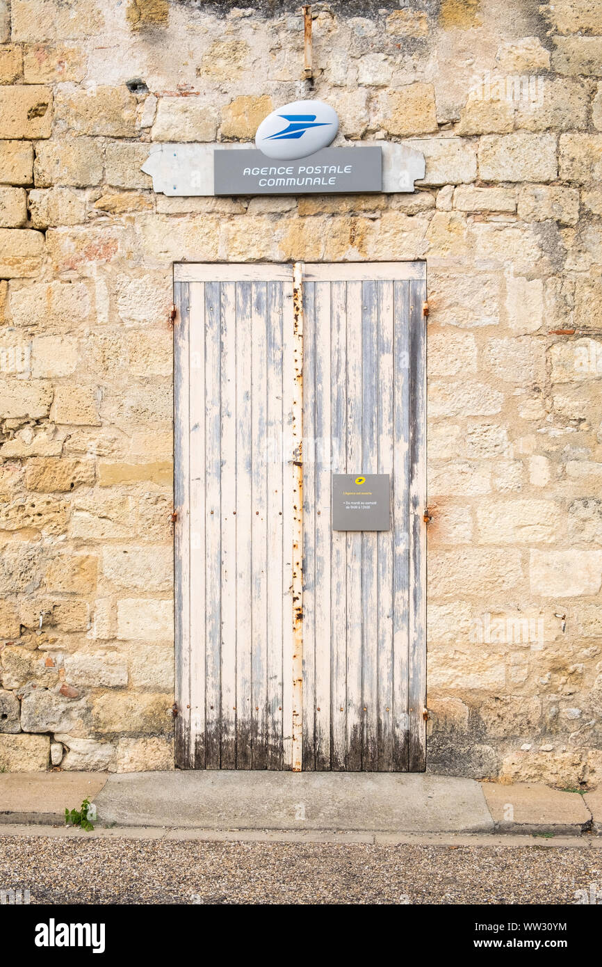 Bureau de poste de la Communauté ou de l'agence postale dans un ancien bâtiment en pierre dans le hill-top village de Pujols dans la Gironde Région du sud ouest de la France Banque D'Images