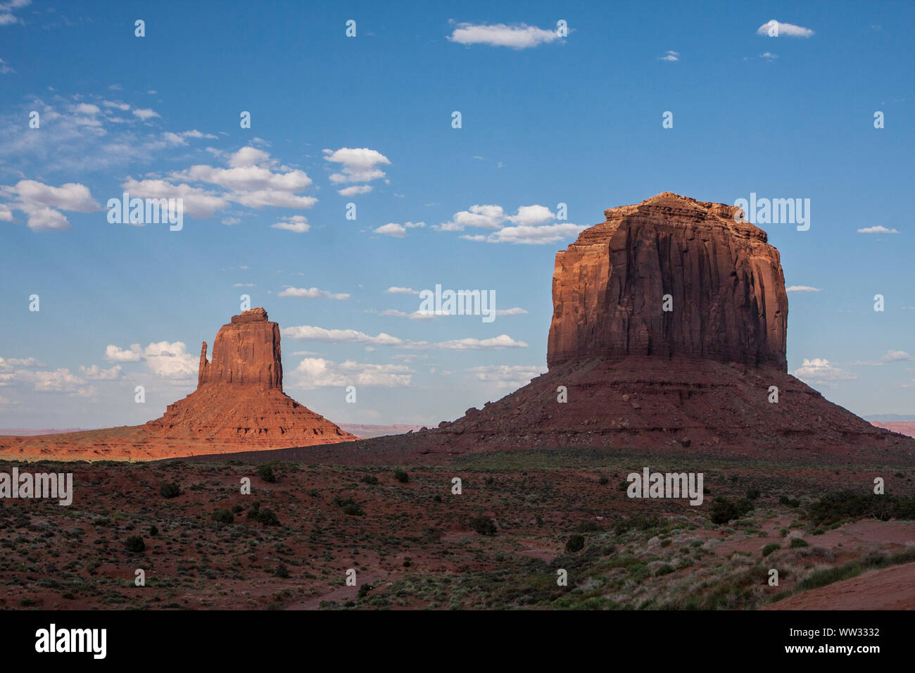 Coucher de soleil à Monument Valley Navajo Tribal Park en Arizona. Banque D'Images