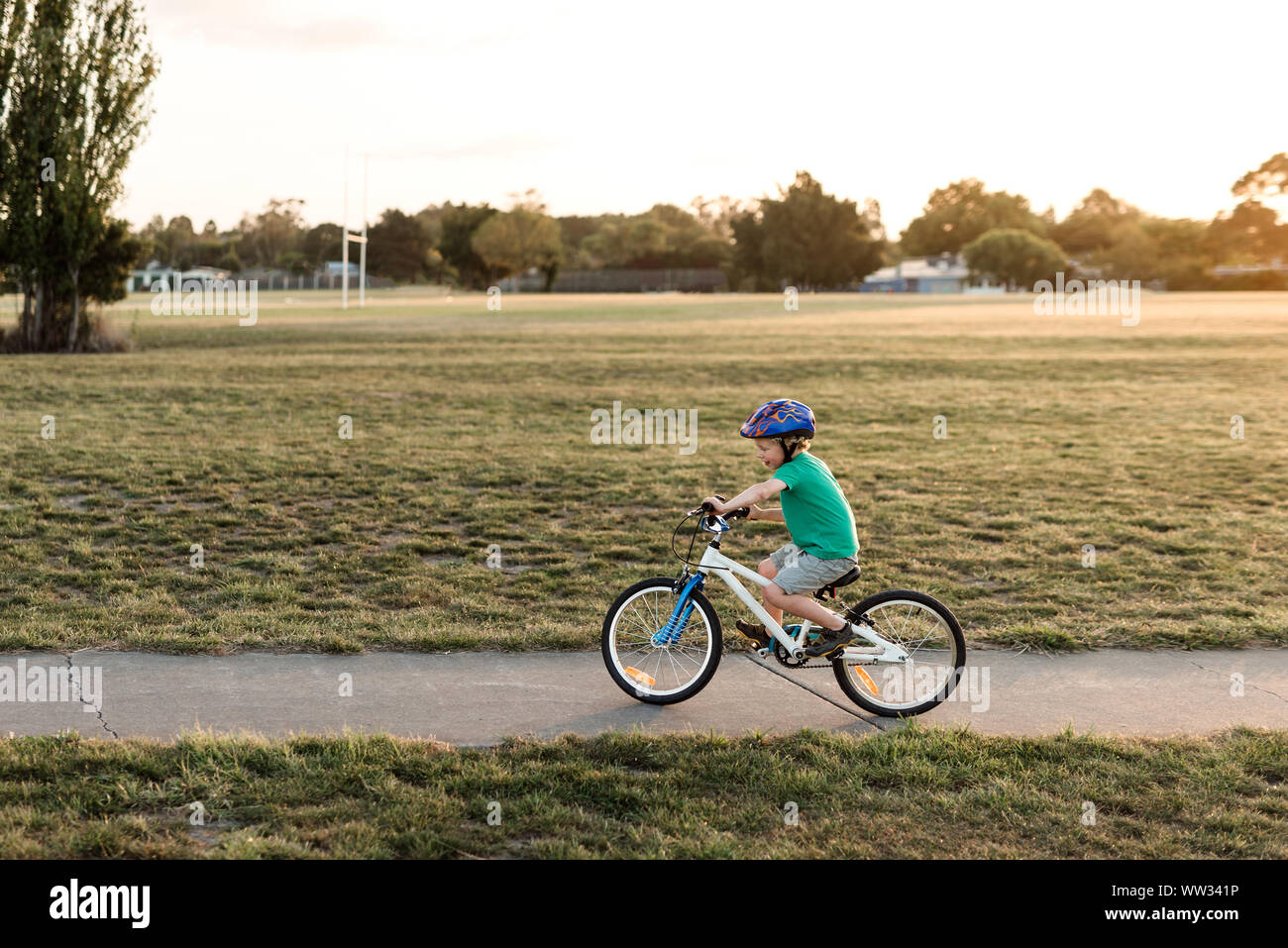 Jeune enfant riding bike sur le chemin Banque D'Images