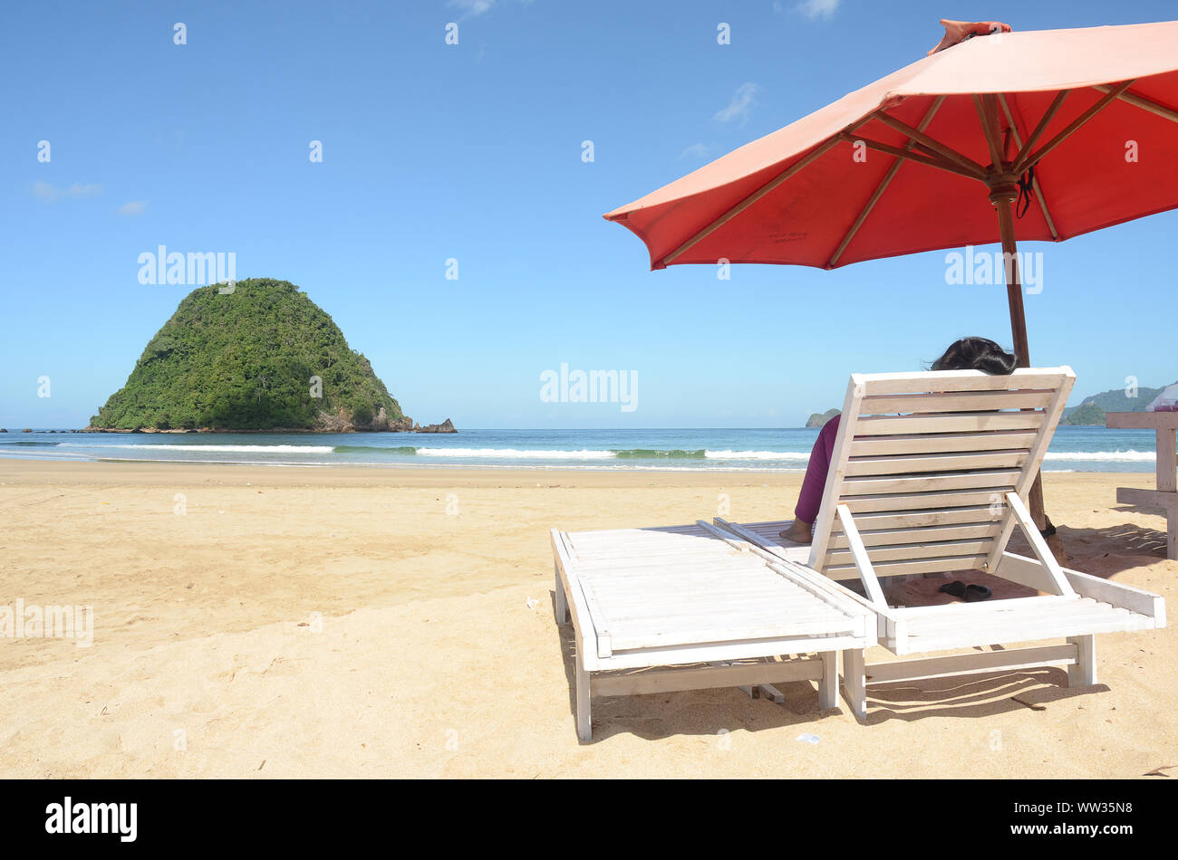 Chaise de relaxation à la plage de l'île Rouge, l'Est de Java, Indonésie  Photo Stock - Alamy