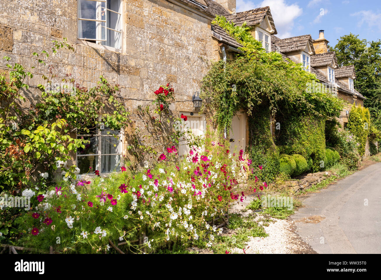 Fleurs d'été sur Cotswold cottages en pierre dans le village de Stanway Bois, Gloucestershire UK Banque D'Images