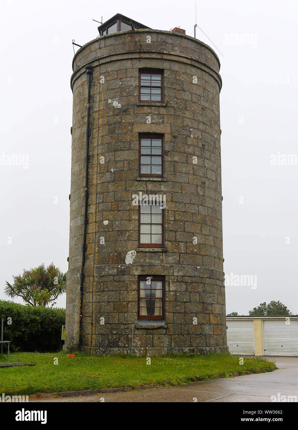 La tour de télégraphe, une arme défensive tower et garde-côtes donnent sur l'île de St Mary's, Îles Scilly, Angleterre, RU Banque D'Images