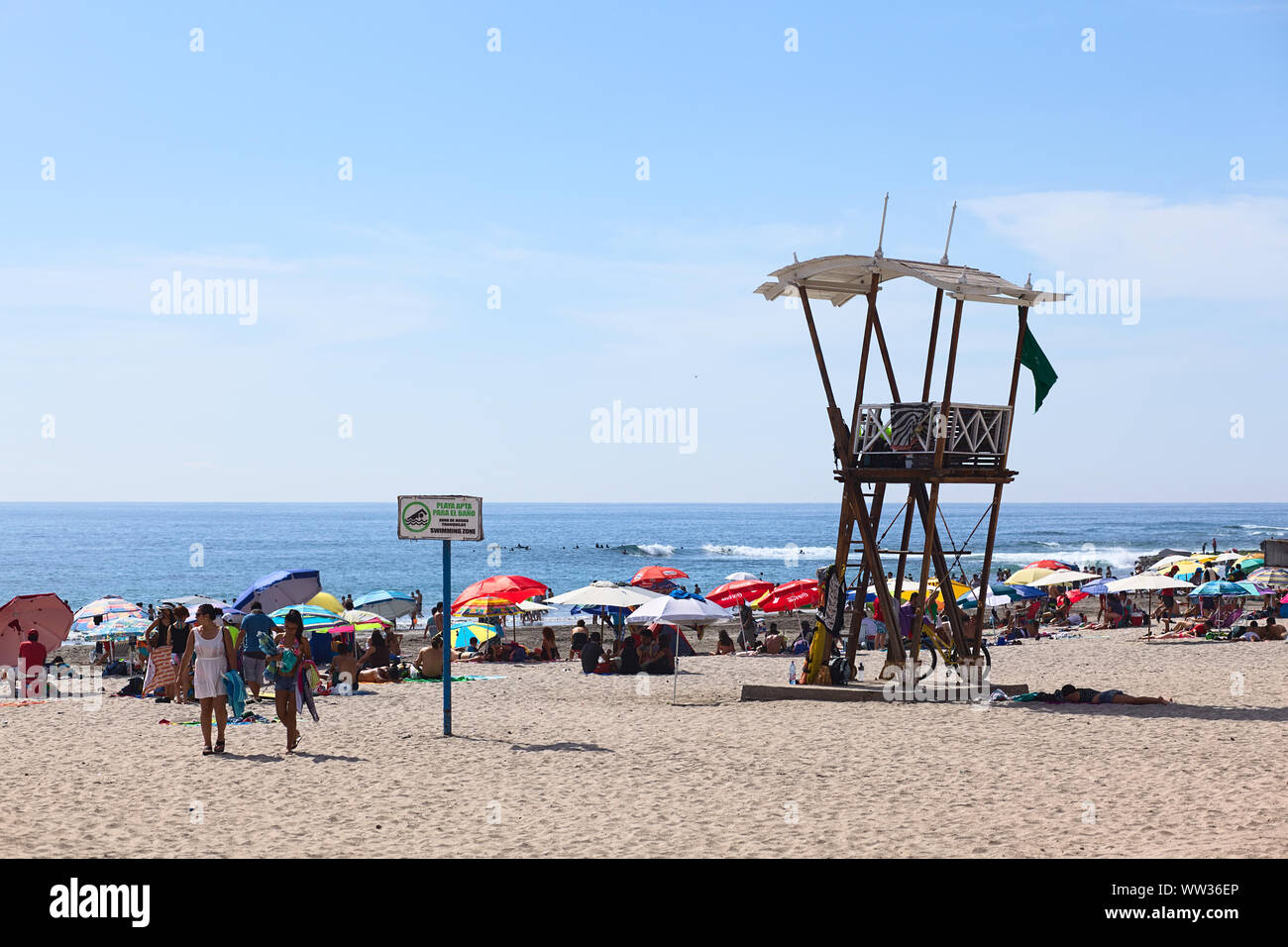 IQUIQUE, CHILI - 23 janvier 2015 : tour de sauveteur, de parasols et de nombreux visiteurs sur Cavancha Beach le 23 janvier 2015 à Iquique, Chili. Banque D'Images