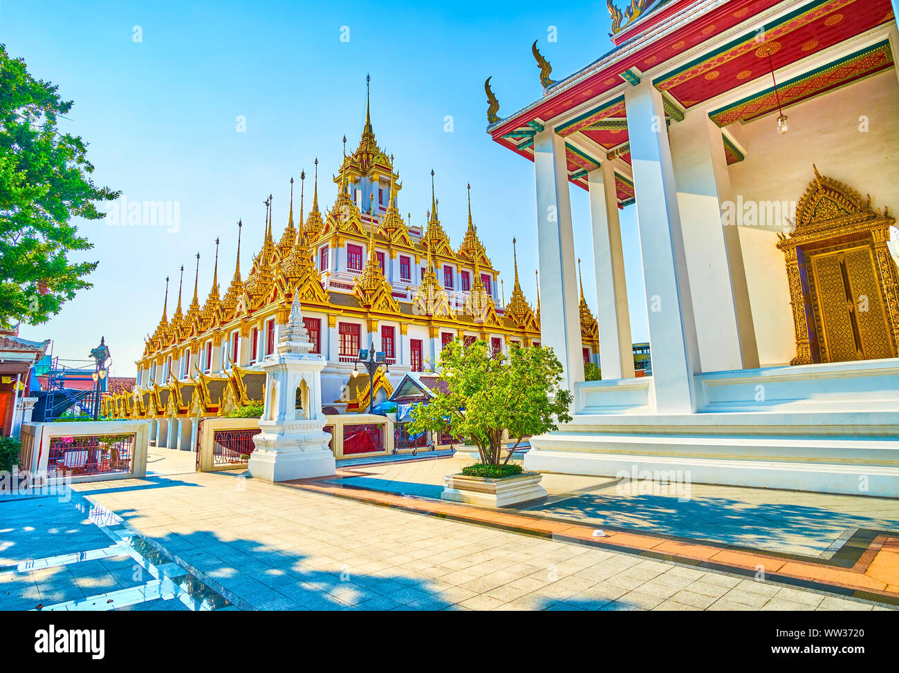 Le Loha Prasat temple unique avec de nombreuses flèches d'or sur trois différents niveaux, est l'autel central de Wat Ratchanatdaram, complexe Bangk Banque D'Images