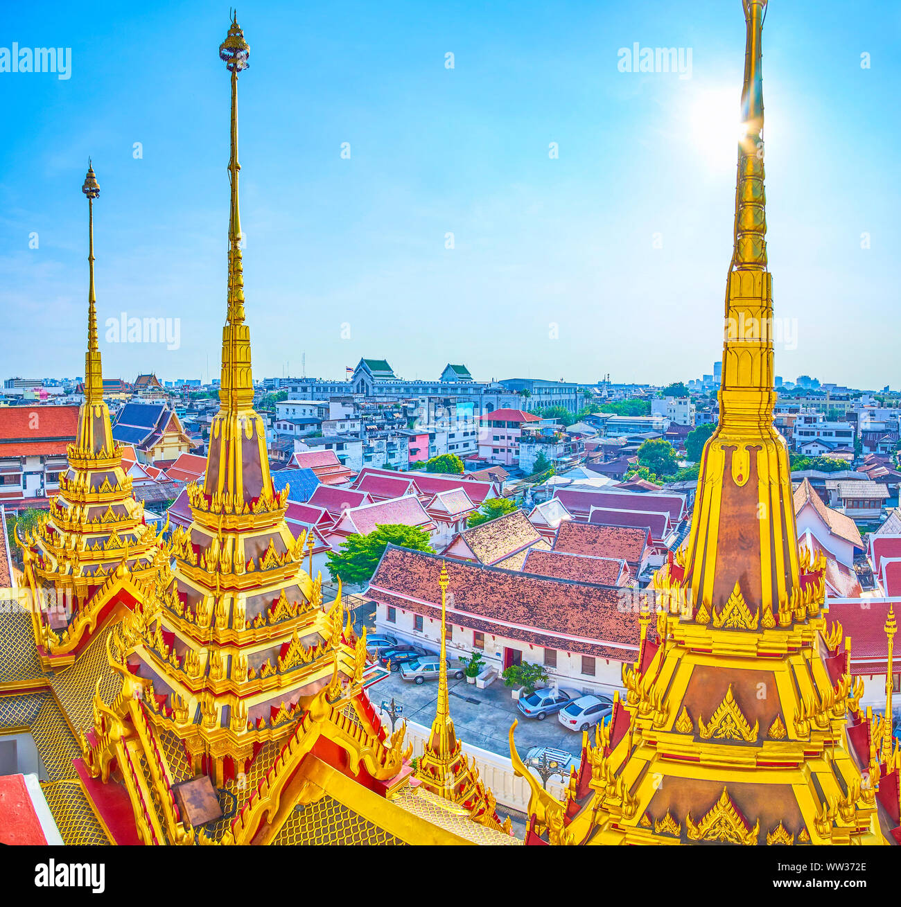 Les flèches d'or de Loha Prasat de culte et vieille ville de Bangkok, avec les toits de maisons, Thaïlande Banque D'Images