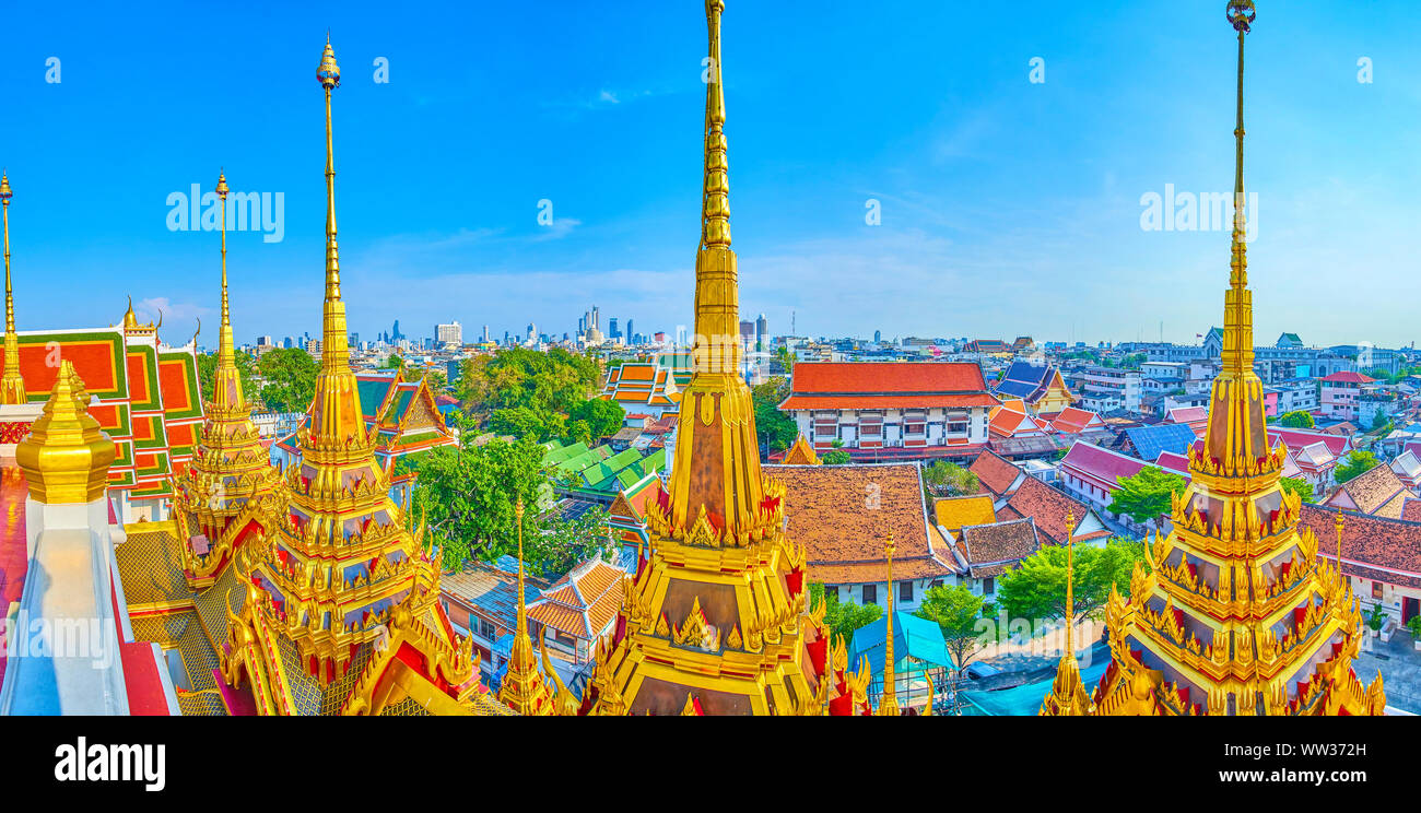 Panorama de scenic golden tours de Loha Prasat culte, vieux Bangkok's maisons aux toits et la silhouette des gratte-ciel de l'autobus Banque D'Images