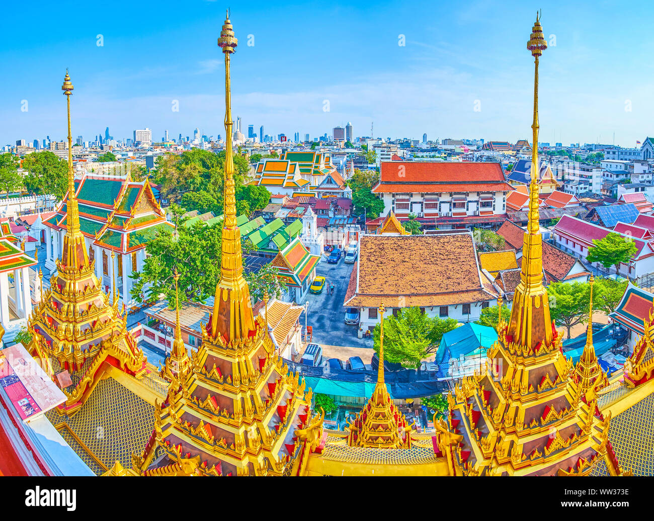 BANGKOK, THAÏLANDE - 24 avril 2019 : Le grand Wat Ratchanatdaram complexe avec de nombreux édifices à des fins différentes et de flèches d'or Loha Prasat Banque D'Images