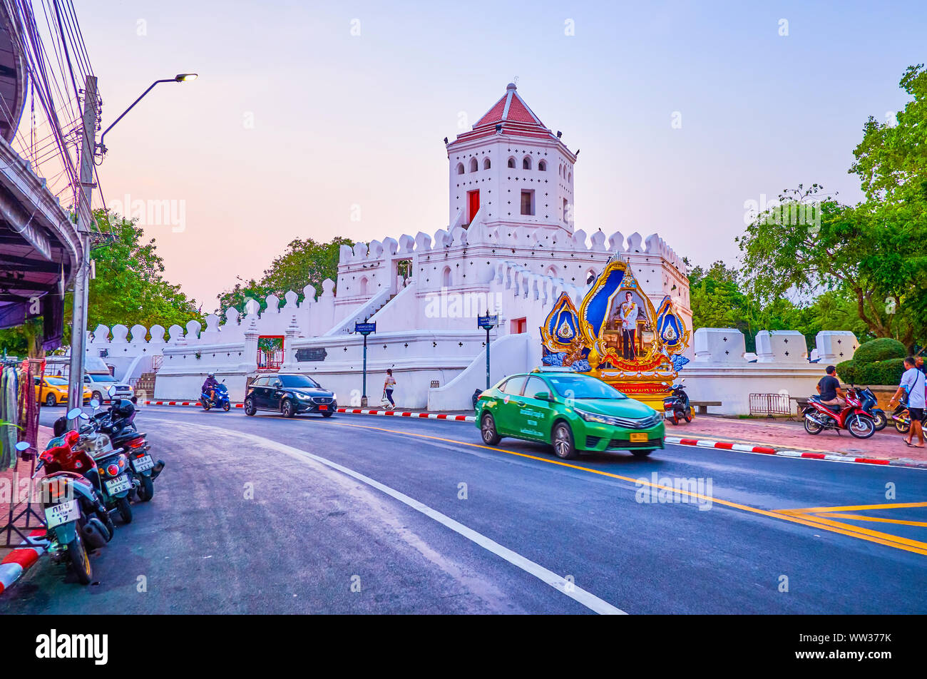BANGKOK, THAÏLANDE - 24 avril 2019 : le Phra Sumen Fort situé dans un parc public dans la vieille ville historique et est une destination très populaire en soirée Banque D'Images