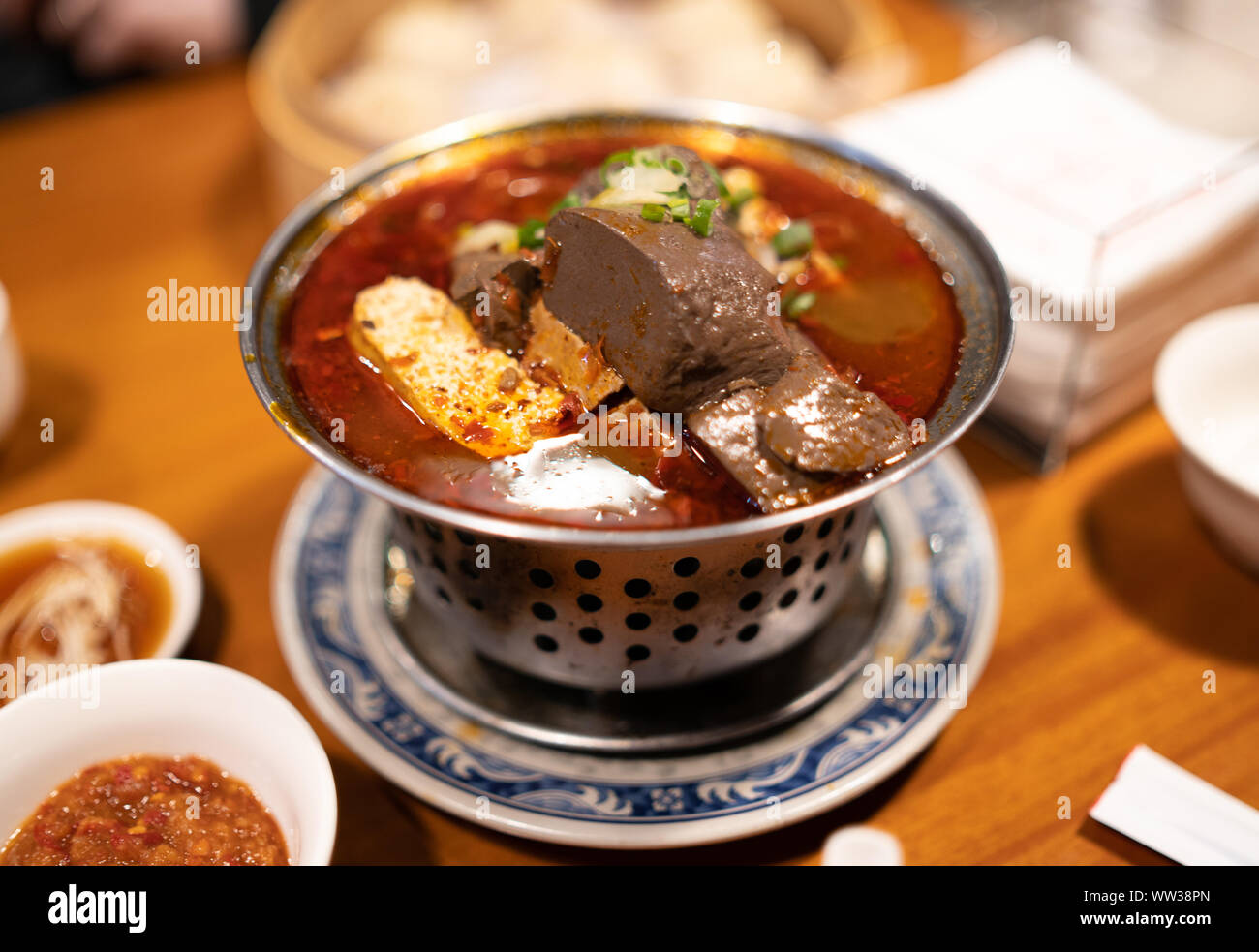 Taipei, Taïwan : récipient de métal, chili épicé hot pot soupe au sang de canard et stinky tofu. Un plat traditionnel taiwanais. Banque D'Images