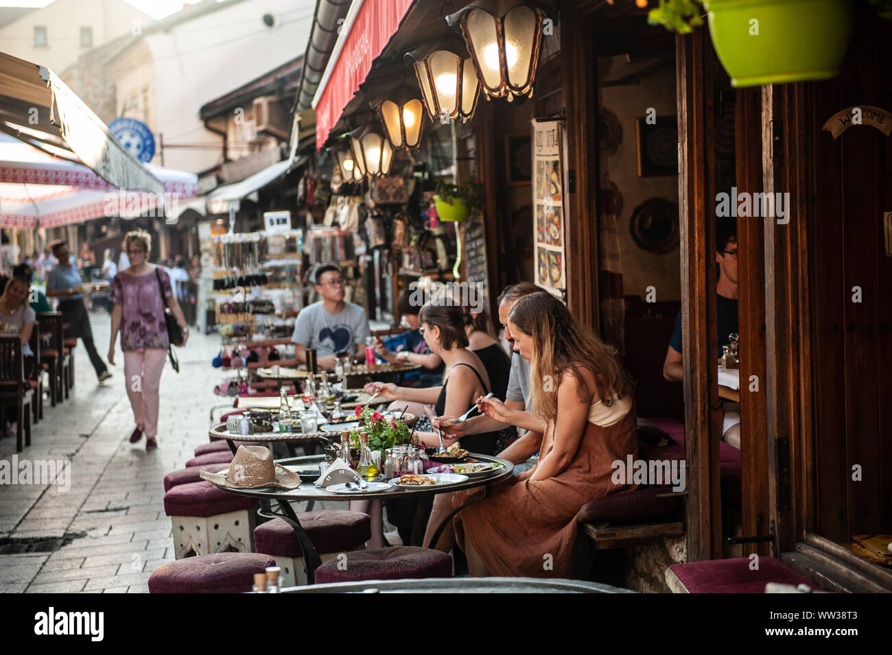 Bosniaque traditionnelle restaurant dans la vieille ville de Sarajevo, Bosnie-et-Herzégovine , Banque D'Images