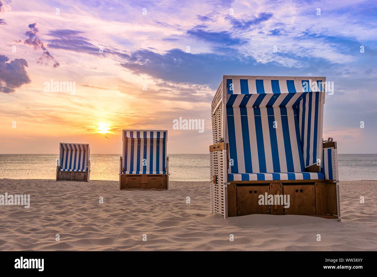 Le coucher du soleil et chaises de plage - Kampen, Sylt Banque D'Images