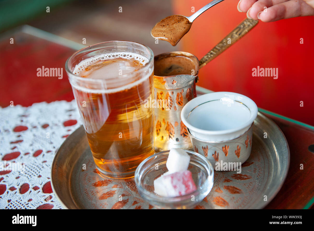Café bosniaque traditionnel servi dans un café Sarajevo, Bosnie-Herzégovine Banque D'Images