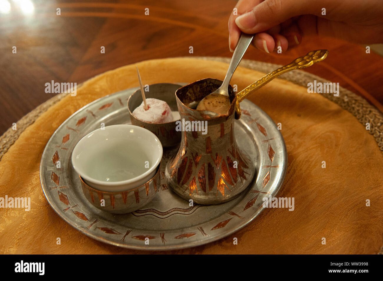 Café bosniaque traditionnel servi dans un café Sarajevo, Bosnie-Herzégovine Banque D'Images
