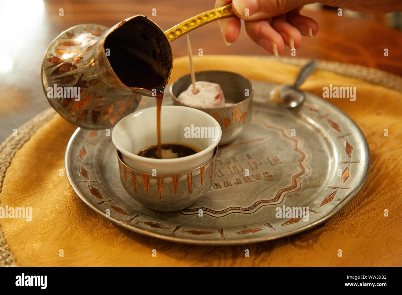 Café bosniaque traditionnel servi dans un café Sarajevo, Bosnie-Herzégovine Banque D'Images