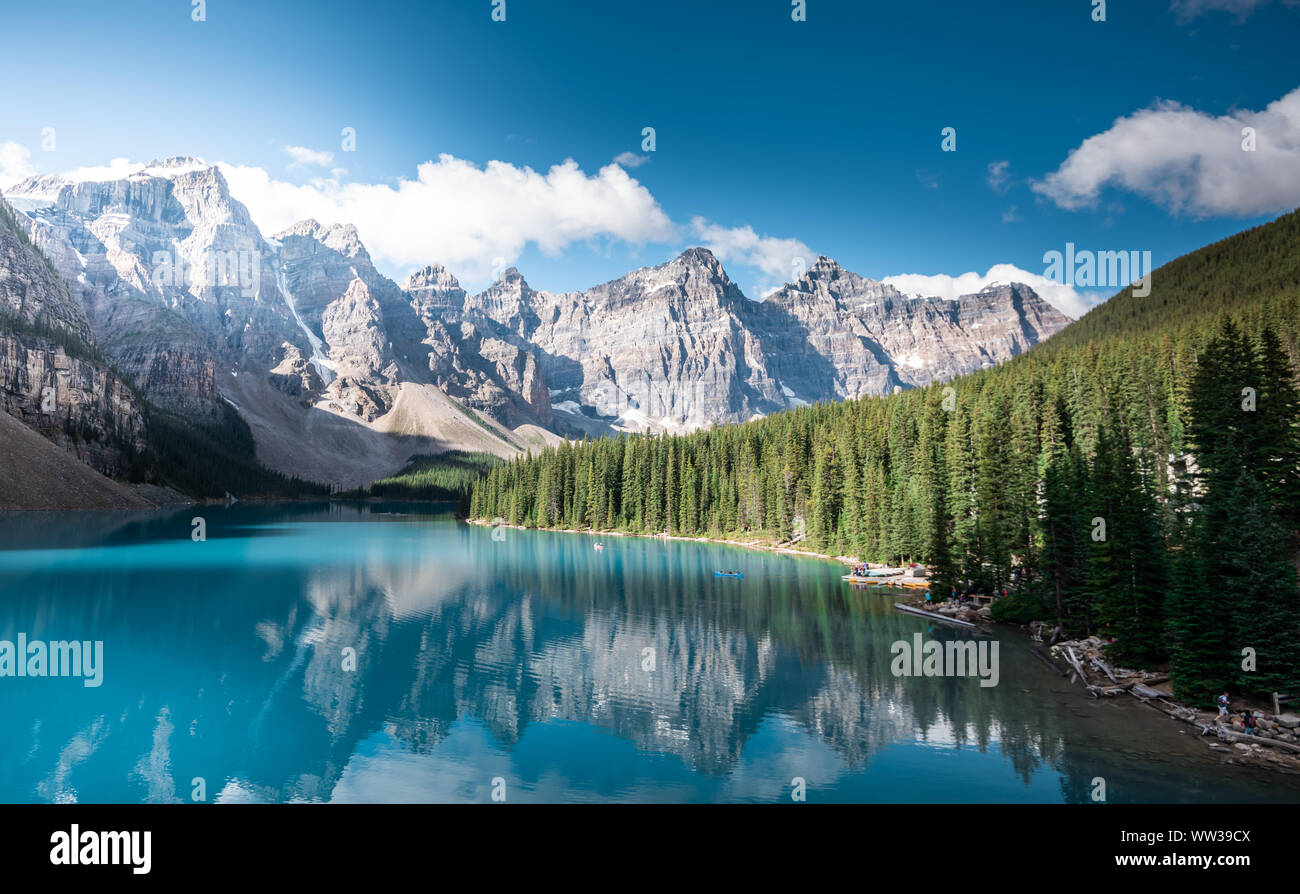 Beau lac Moraine, dans le parc national Banff, Alberta, Canada Banque D'Images