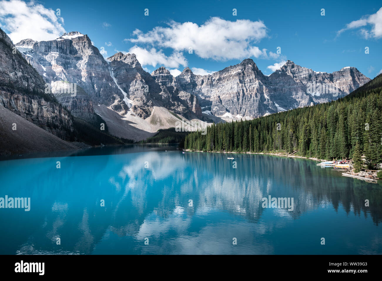 Beau lac Moraine, dans le parc national Banff, Alberta, Canada Banque D'Images