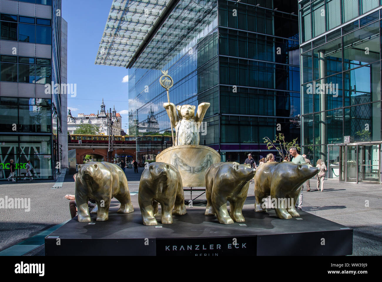 L'ours à Berlin avec quadriga Kranzler Eck Banque D'Images