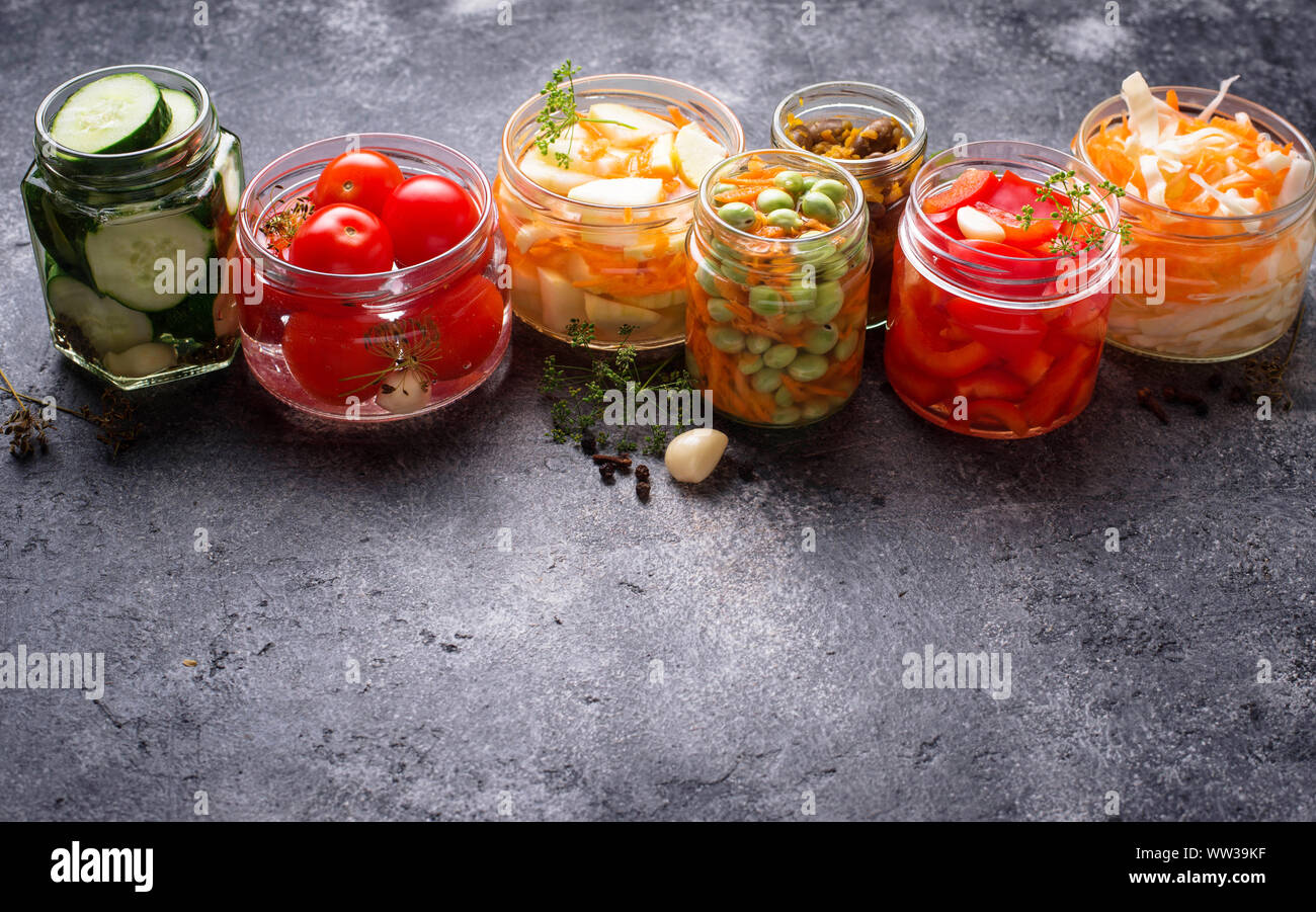 Les aliments fermentés. Conserves de légumes en bocaux Banque D'Images