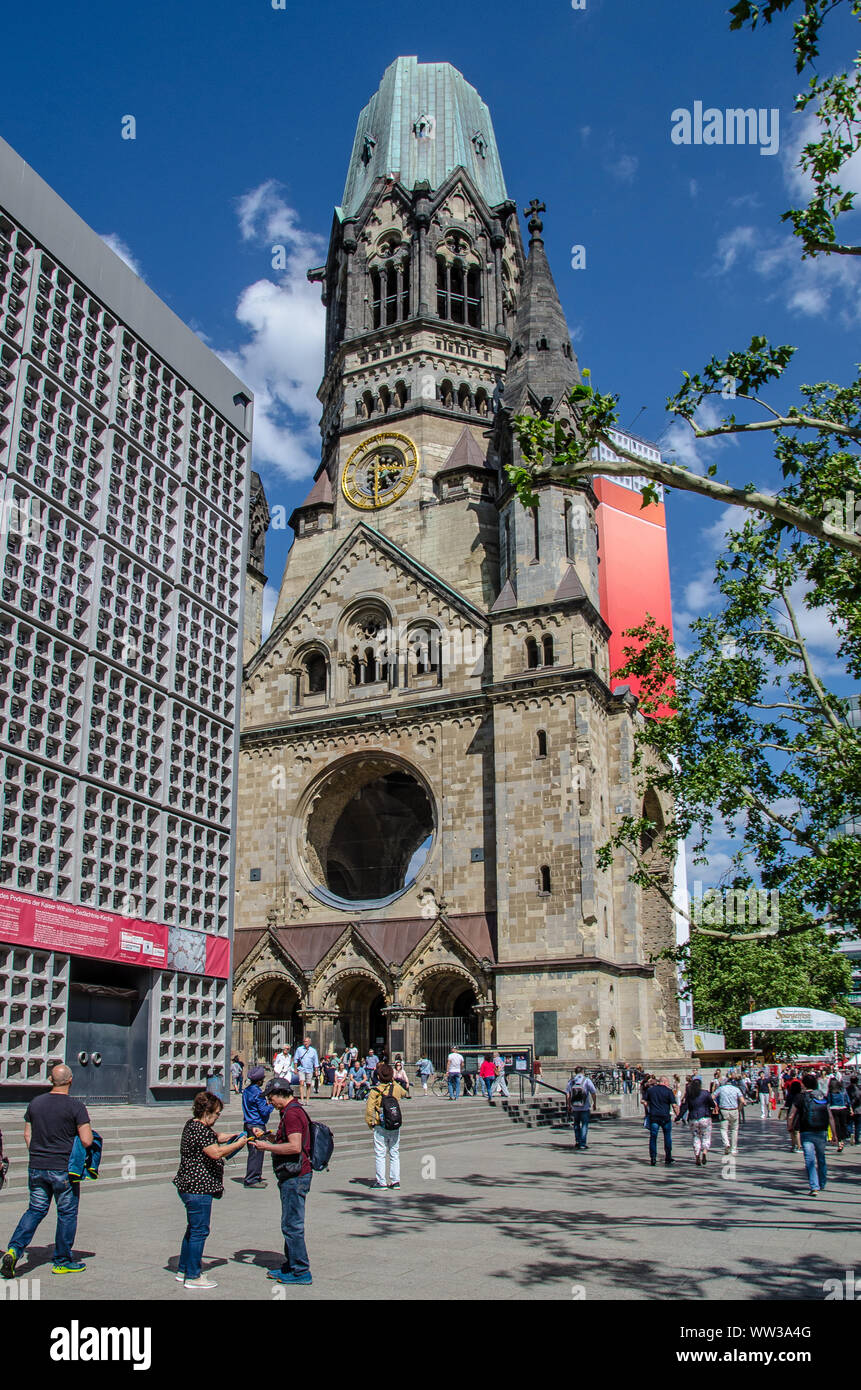 L'Église du Souvenir Kaiser Wilhelm, surtout connu comme Gedächtniskirche est une église protestante est affilié à l'Eglise évangélique de Berlin. Banque D'Images