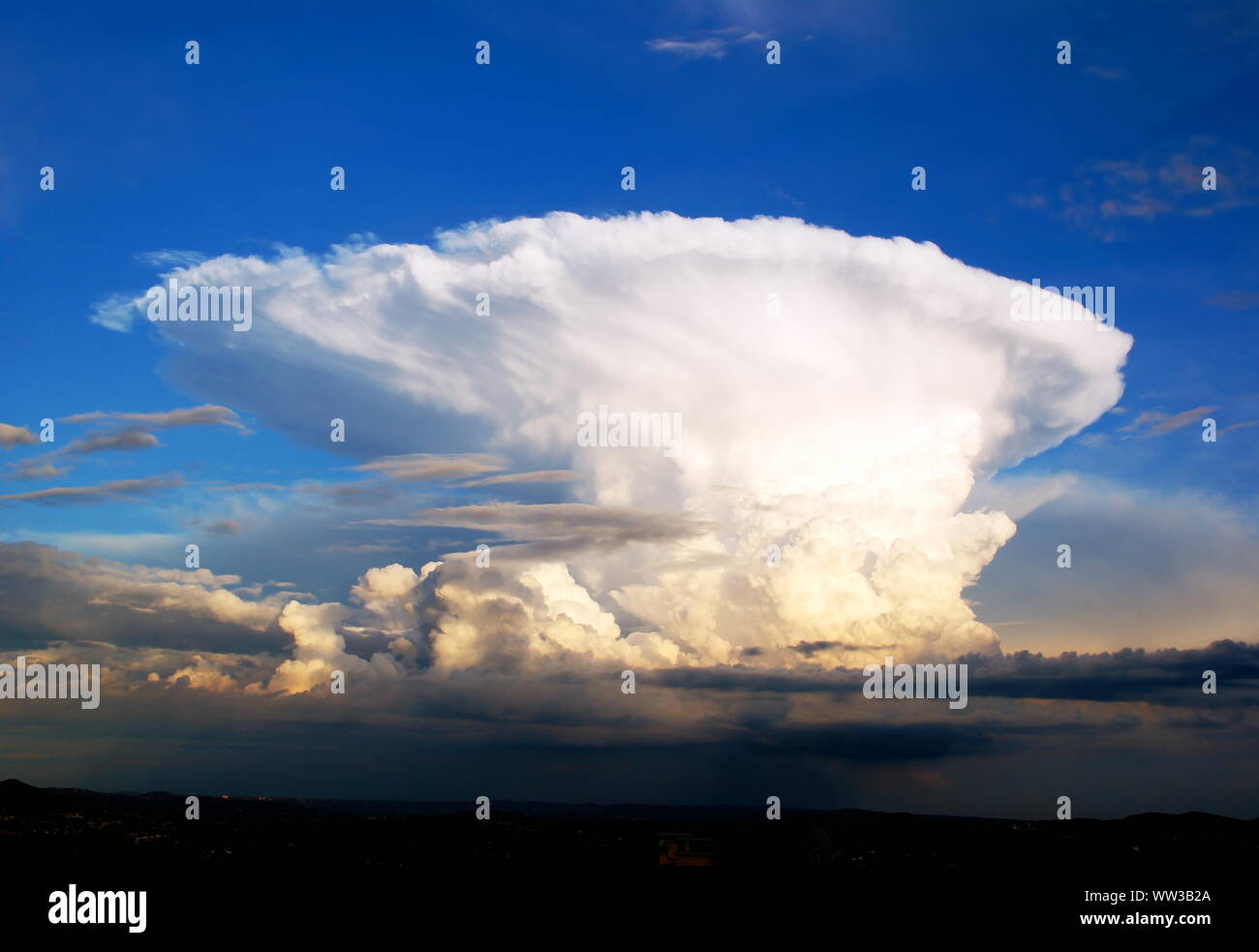 Cumulonimbus dans le ciel grand bleu. Banque D'Images