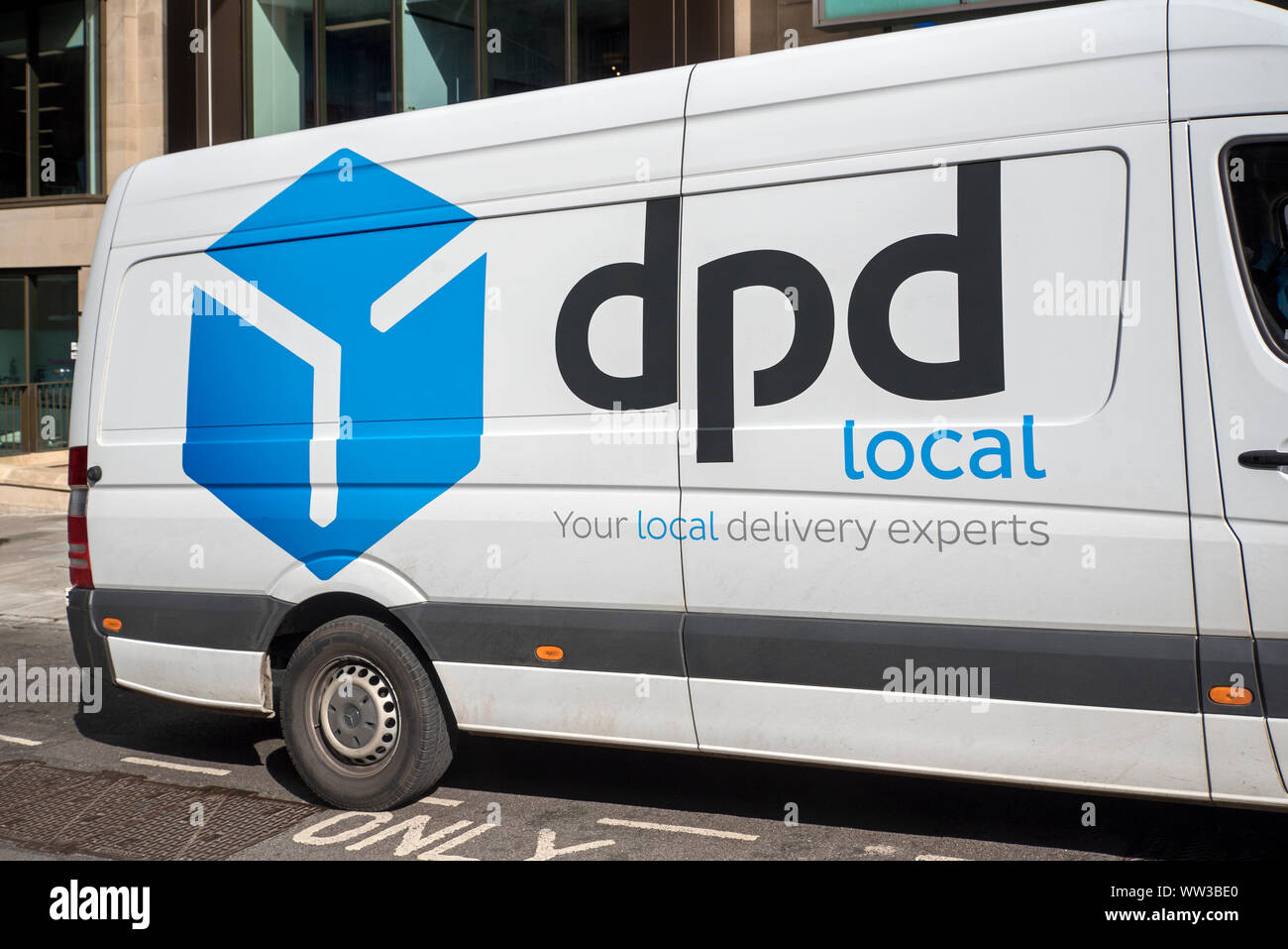 Vue latérale d'un local de distribution de colis DPD van à Édimbourg, Écosse, Royaume-Uni. Banque D'Images