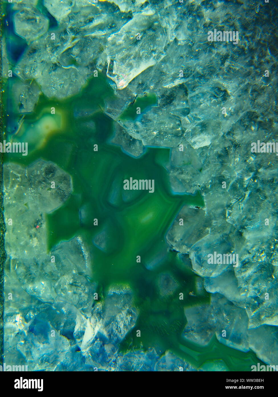 Un gros plan macro-photographie d'une agate verte cristal Geode formation géologique Banque D'Images
