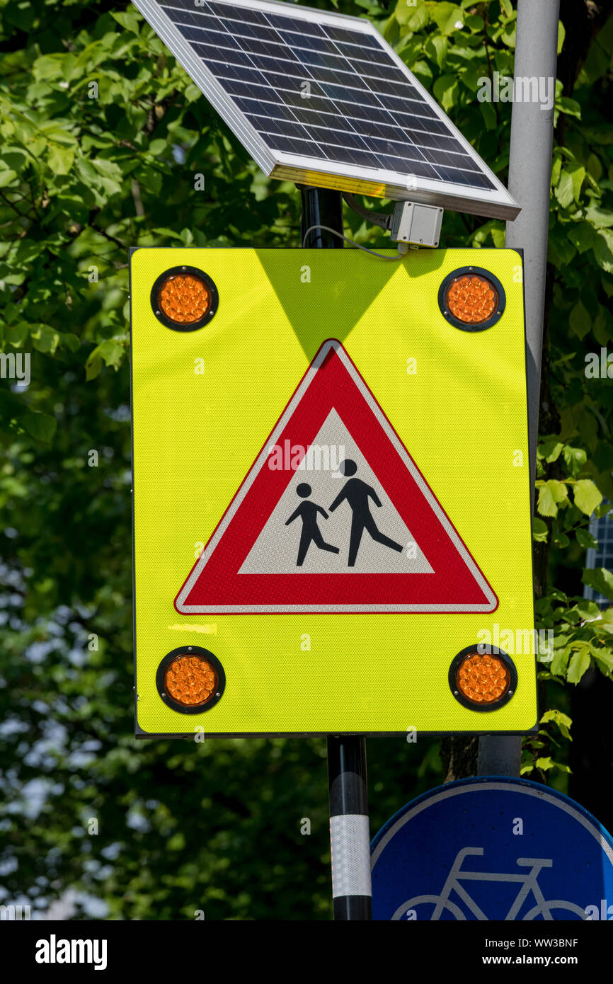 Passage pour piétons signe avec l'énergie solaire lumières flash Banque D'Images