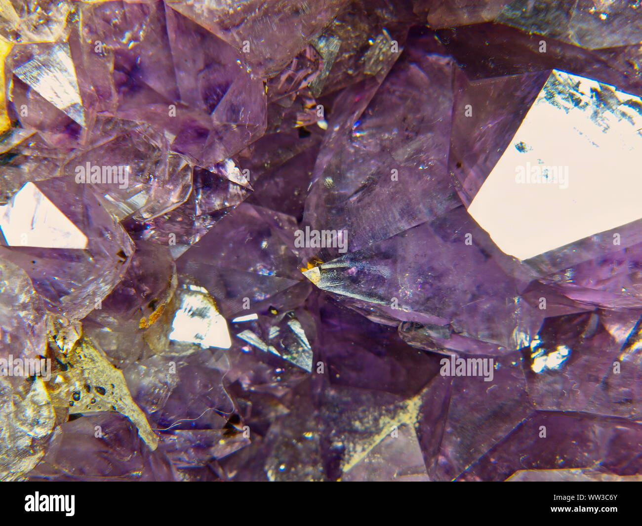 Un plan macro Closeup coloré-photographie d'une géode améthyste violet cristal, formation géologique Banque D'Images