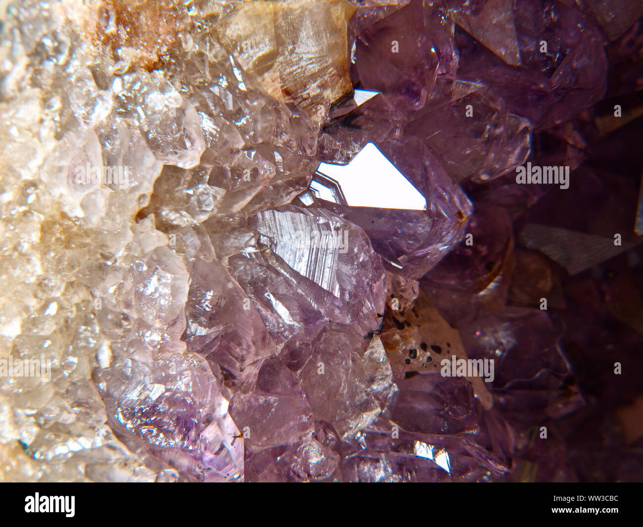 Un plan macro Closeup coloré-photographie d'une géode améthyste violet cristal, formation géologique Banque D'Images