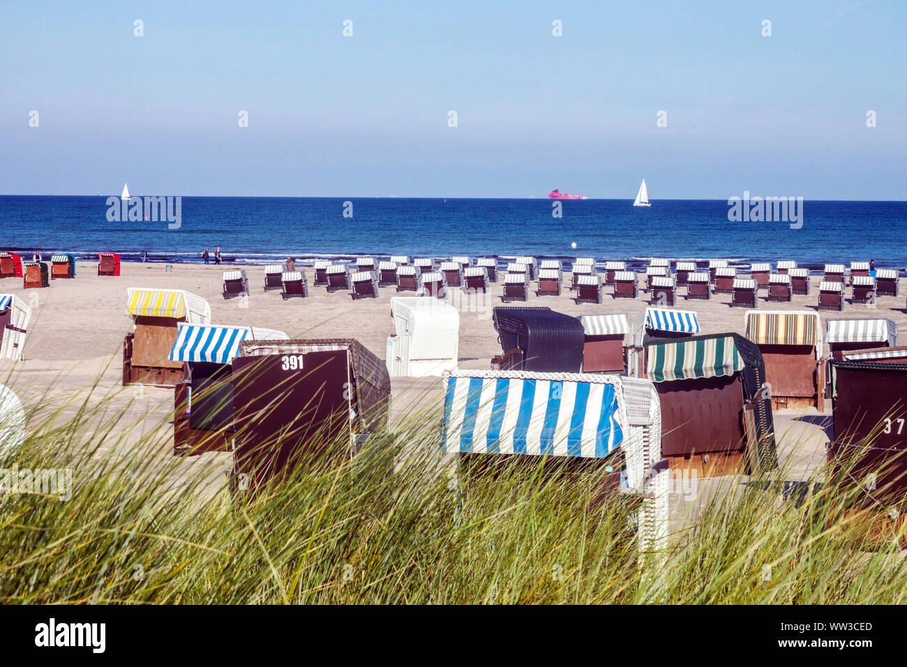 Chaises de plage de Warnemunde Allemagne, côte de la mer Baltique Banque D'Images