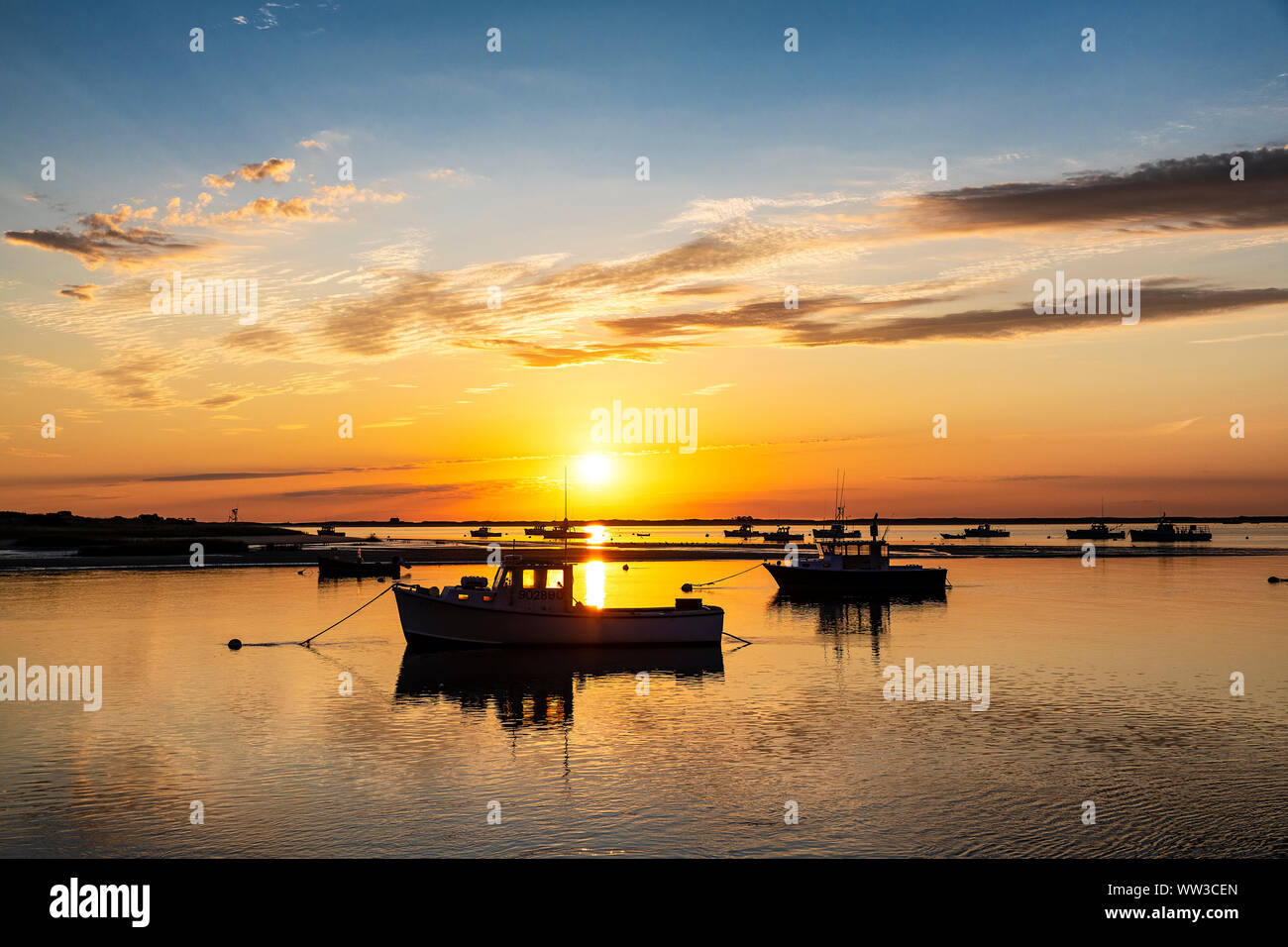 Bateau de pêche le lever du soleil dans le port de Chatham, Cape Cod, Massachusetts, États-Unis. Banque D'Images