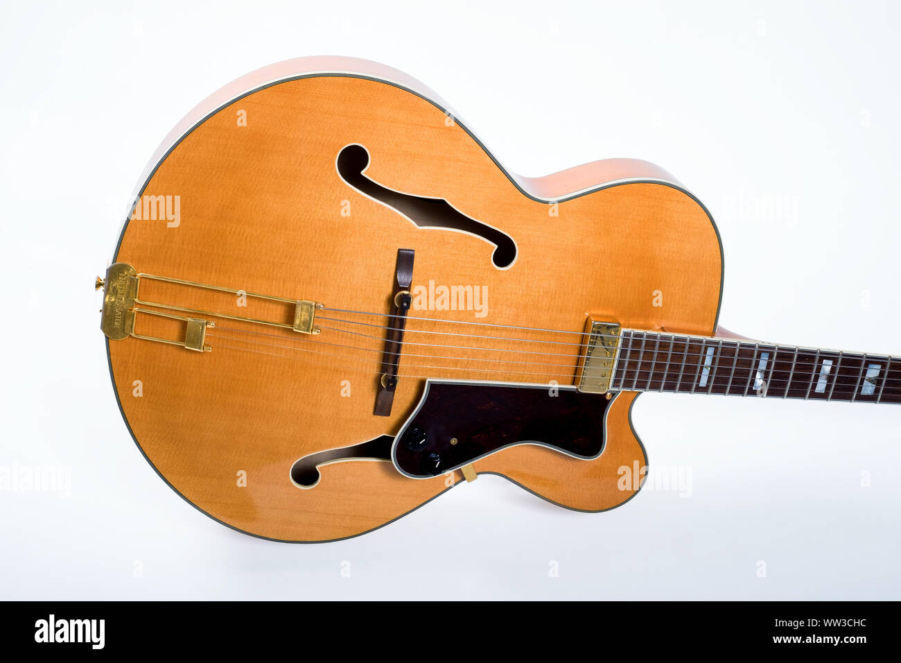 Guitare Jazz archtop sur fond blanc Banque D'Images