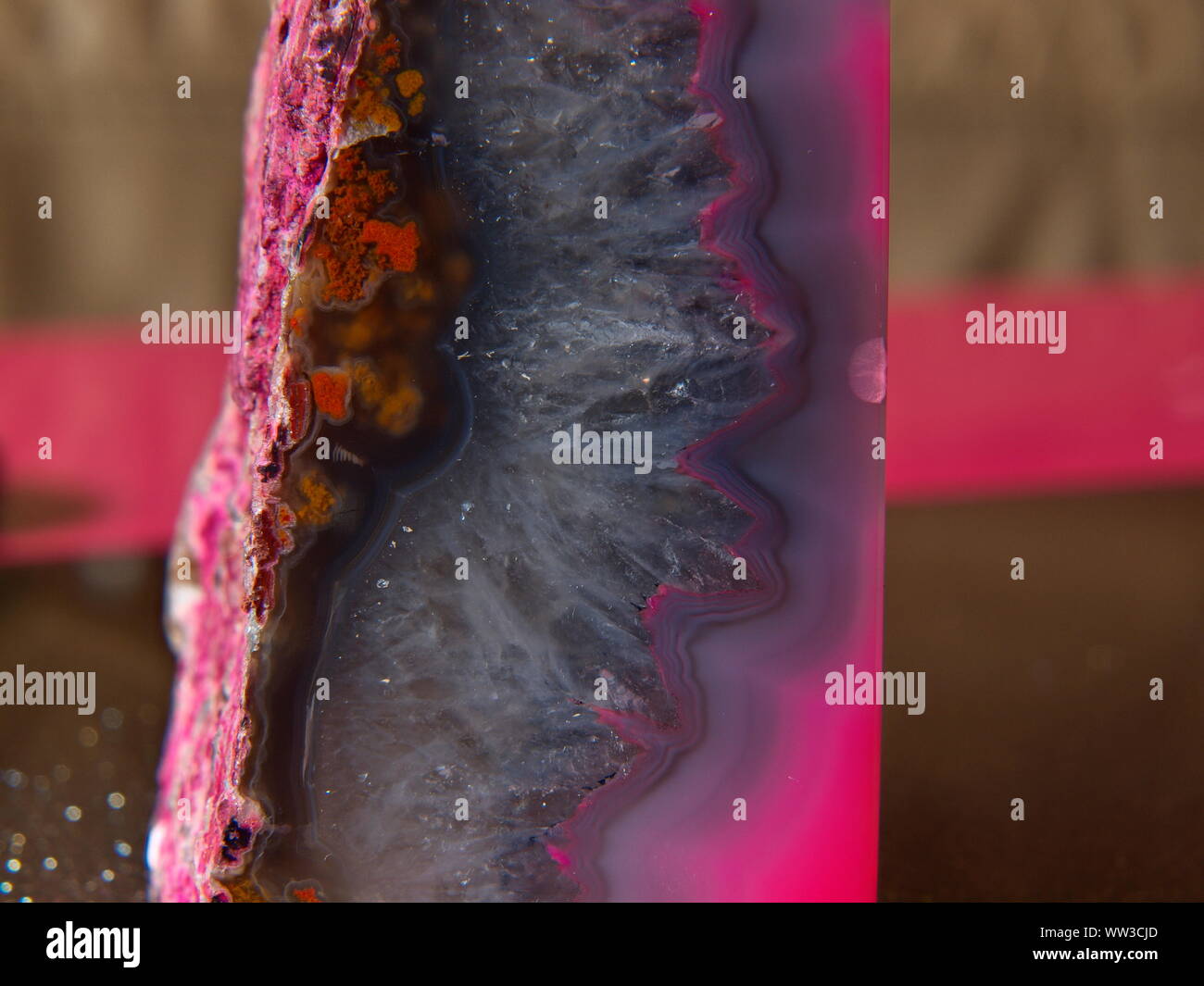 Un gros plan coloré tourné-photographie d'une géode Rose cristal, formation géologique Banque D'Images