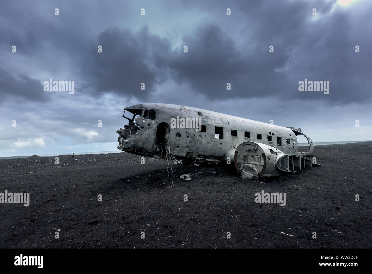 Épave de l'avion en plage de sable noir en Islande Banque D'Images